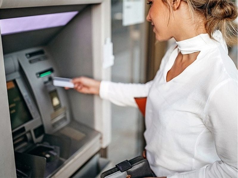 Lãi suất khi rút tiền mặt trực tiếp tại cây ATM